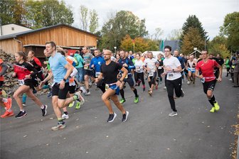 Mittelsachsen können am Wochenende gleich zweimal die Laufschuhe schnüren - Im vorigen Jahr waren beim Saisonfinale des Sparkassen-Laufcups in Linda 101 Teilnehmer in den Hauptläufen unterwegs.