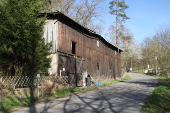 Mittelsachsen: Landkreis lässt Ruinen abreißen - Im Augustusburger Ortsteil Hennersdorf soll diese Scheune abgerissen werden.