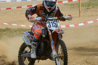 Mittelsachsen liegen auf Titelkurs - Motorsportlich groß geworden ist der Grünberger Niklas Gräßler im Enduro-Jugend-Cup. Jetzt startet der 20-Jährige im Sächsischen Offroadcup und führt in der Klasse 4 der Sportfahrer C das Klassement an. 