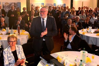Mittelsachsen: Ministerpräsident ehrt Jubilar - Der Saal singt "Happy Birthday", Empfang zum 65. Geburtstag von Mittelsachsens Landrat Mattias Damm (CDU), hier mit seiner Frau Ulrike und Ministerpräsident Michael Kretschmer (r.) am Tisch, im Wasserkraftwerk Mittweida.