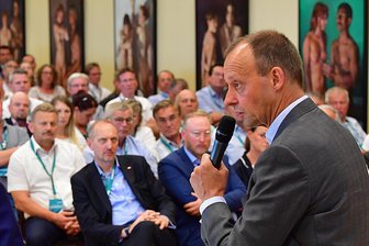 Mittelsachsen mögen Merz: CDU-Politiker aus dem Landkreis begrüßen die Kür zum Kanzlerkandidaten - Friedrich Merz in Mittelsachsen: Im Juni 2019 sprach er in Hartmannsdorf bei der Firma Komsa vor Mitgliedern der CDU-Mittelstands-und Wirtschaftsvereinigung.