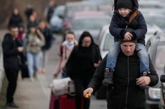 Mittelsachsen nehmen bereits Kriegsflüchtlinge auf - Ukrainische Flüchtlinge, die hier noch an einem Grenzübergang stehen, werden auch in der Region Mittelsachsen erwartet.