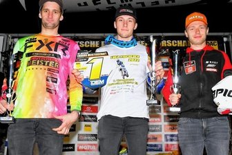 Mittelsachsen räumen beim Finale ab - Das sind die Jahresbesten der Internationalen Deutschen Enduromeisterschaft, dem Championat: Edward Hübner aus Penig wurde Gesamtzweiter. Luca Fischeder aus Geringswalde ist erstmals Deutscher Enduromeister, Yanik Spachmüller aus Schwabach (v. l.) fuhr auf Platz 3 ein. 
