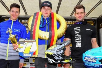 Mittelsachsen räumen in Burg ab - Starkes Trio: Jeremy Sydow (2.), Luca Fischeder (1.) und Edward Hübner (3./v. l.) dominierten in Burg die Championatswertung. 