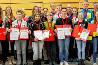 Mittelsachsen schnüren fleißig die Laufschuhe - Gemeinsames Siegerfoto: Die Sparkasse hatte traditionell die Besten in den insgesamt acht Wertungskategorien zur Abschlussveranstaltung nach Freiberg eingeladen. 