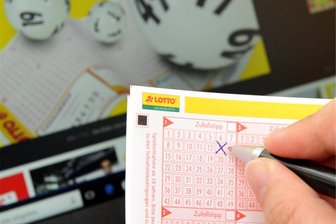 Mittelsachsen: Schon der zweite Lotto-Millionär 2024 im Landkreis - Ein Spieler füllt einen Lottoschein aus (Symbolbild).