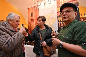 Mittelsachsen sorgen im Wasserschloss für Genusserlebnisse - Whisky-Tasting zur Genussmesse: Holger Kirsch vom Team der Bar Academy Flöha kredenzt Antje Knoll und Marianne Seifert eine Scotch-Whisky-Variation. Die Frauen sind neugierig, sind keine Spirituosen-Expertinnen, wollen aber ein solches Getränk einmal kennen lernen.