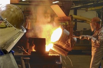 Mittelsachsen stöhnen über Rekordwerte am Thermometer: Wie Firmen der Sommerglut trotzen - In der Freiberger Spezialgießerei Actech kennen sich die Mitarbeiter mit Hohen Temperaturen aus.