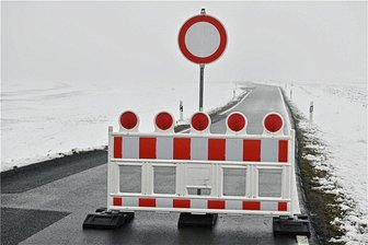 Mittelsachsen: Straßen wegen Eis- und Schneebruch gesperrt - Die Straße zwischen Arras und Holzhausen musste wegen der Gefahr von Eisbruch gesperrt werden. Foto: Mario Hösel