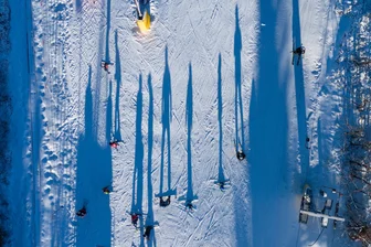 Mittelsachsen und Erzgebirge: Ein bisschen Wintersport geht immer - Der Altenberger Skihang hat noch genügend Schnee - dank seiner geschützten Lage im Wald.