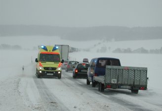 Mittelsachsen: Verkehr staut sich kilometerlang -
<p class="artikelinhalt">Auf der Bundesstraße 101 staute es am Donnerstag zwischen Freiberg und Siebenlehn erheblich. Nahe der neuen Brücke, die die Großschirmaer Delle entschärfen soll, ging es nur schrittweise vorwärts. </p>