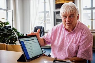 Mittelsachsen: Wie der Verzicht auf Papier mehr Transparenz schafft - Oberbürgermeister Dieter Greysinger zeigt das neue Ratsinformationssystem seiner Stadt, das sich am Mittwoch in der Stadtratssitzung beweisen soll. 