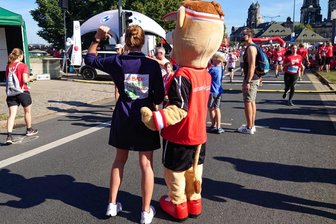Mittelsachsen: Wie ein Bademantel beim Tabuthema Demenz für mehr Verständnis wirbt - Bianka Hammer, Projektkoordinatorin der Lokalen Allianz für Menschen mit Demenz in Mittweida, lief beim Dresdner Frauenlauf am 9. September auch für Demenzerkrankte mit.