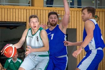 Mittelsachsen wieder auf Korbjagd - Clemens Kersten (l.), der im vergangenen Jahr noch für die HSG Mittweida auflief, warf im ersten Spiel für den TSV sieben Punkte.