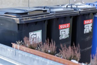 Mittelsachsen zahlen künftig mehr für Restabfall - Schwarze Mülltonnen wie diese (Symbolbild) stehen auch in Mittelsachsen. Die Entsorgung des Restabfalls wird teuer.