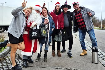 Mittelsachsen zeigt Herz: So geht Weihnachtsfreude für gestrandete Lkw-Fahrer - Sven Ulbricht (2.v.l.) Stefanie Kopecki, Gloria Hensel (3. und 4. v.l.) und Andreas Hensel (r.) hatten mit einem Trucker-Ehepaar ihren Spaß.