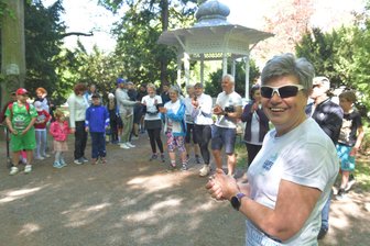 Mittelsachsen zeigt sich: 93-Jährige macht mit beim Lauf durch den Albertpark in Freiberg - Annett Schrenk gibt den Startschuss zum Lauf durch den Albertpark in Freiberg.