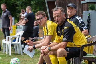 Mittelsachsenliga: Die Geringswalder Fußballer gehen zuversichtlich ins Nachbarschaftsderby - Unterstützte in der vergangenen Saison aufgrund einer Verletzung die Geringswalder Trainerbank: Zurück auf dem Platz möchte Toni Vogel (l.) gegen Mittweida als Innenverteidiger auflaufen.