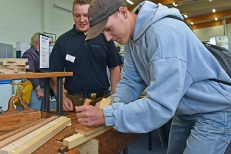 Mittelsachsens Betriebe erwarten Schüler in den Ferien - Handwerk live erleben: Das konnten Jugendliche auch bei der Ausbildungsmesse „Schule macht Betrieb“ in Mittweida.