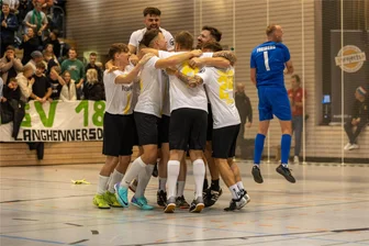 Mittelsachsens Fußballfans erwarten zu Weihnachten wieder drei Leckerbissen - Wer darf diesmal jubeln? 2023 gewannen die Kicker des BSC Freiberg den Indoor-Regio-Cup in Brand-Erbisdorf.