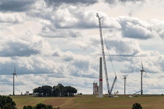 Mittelsachsens höchster Kran setzt ein Signal für den Windrad-Bau - Auf der Baustelle für das höchste Windrad Mittelsachsens bei Wiederau ist jetzt der Kran aufgestellt. An dessen Höhe kann man erahnen, wie hoch das Windrad noch wachsen wird.