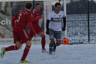 Mittelsachsens Kicker grübeln vor dem Wochenende: Weihnachtsmarkt statt Torejagd? - Erstes Schneespiel der Saison: Auf dem Hainichener Kunstrasen unterlag der HFV, hier mit Toni Schulze (r.) gegen Motor und Niclas Köpping (M.) mit 1:2. An Training war danach aber nicht mehr zu denken.