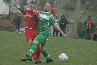 Mittelsachsens Kreisliga bietet Fußballfans Spannung pur - Wie schon in der Tabelle gönnen sich die beiden Teams – hier kommt der Milkauer Steve Winkler (r.) gegen Niklas Peters von Wechselburg/Königshain-Wiederau II zu spät – kaum Freiraum.