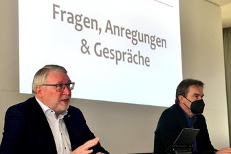 Landrat Matthias Damm (l.) und der Mittweidaer OB Ralf Schreiber haben sich am Donnerstag im Rathaussaal die Probleme und Sorgen der Händler mit den Folgen des Lockdowns gewidmet.
