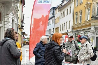 Mittelsachsens Linke werben in Freiberg für Steuer auf Gewinne der Mineralölkonzerne - Am Linken-Infostand auf der Petersstraße sprach Kreisvorsitzende Marika Tändler-Walenta am Donnerstag zu Freibergern. 