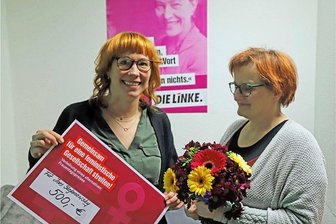 Mittelsachsens Linke wollen Frau auszeichnen - Anlässlich des Internationalen Frauentages am 8. März 2022 ist zum vierten Mal der "Alternative Frauenpreis" der Linken Mittelsachsen verliehen worden. Der Preis, der mit einer Summe von 500 Euro dotiert ist, ging im vergangenen Jahr an Ines Stefanowsky (re.), damals überreicht durch die Linken-Kreischefin Marika Tändler-Walenta. 