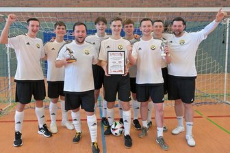 Mittelsachsens Schiedsrichter dürfen diesmal jubeln - Grund zum Jubel: Das Team des KVF Mittelsachsen hat das 41. Hallenturnier der sächsischen Schiedsrichter gewonnen.