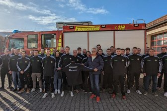 Mittelsachsens Schiedsrichter erhalten im Flöhaer Feuerwehrhaus neue Dienstkleidung - Die Kreisoberliga-Schiedsrichter aus Mittelsachsen freuten sich bei ihrer Tagung im Flöhaer Feuerwehrhaus über neue Trainingsanzüge. In der Winterpause kamen beim KVF 27 Schiedsrichter dazu.