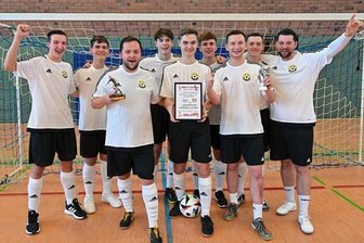 Mittelsachsens Schiris dürfen diesmal jubeln - Grund zum Jubel: Das Team des KVF Mittelsachsen hat das 41. Hallenturnier der sächsischen Schiedsrichter gewonnen. 