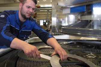 Mittelsachsens Unternehmen wollen ihre Berufswelten vor Ort vorstellen - Felix Jendrosek, Auszubildender in der TKM Geringswalde GmH, wartet aktuell auf die Prüfungsergebnisse und soll von seinem Ausbildungsbetrieb auch übernommen werden.