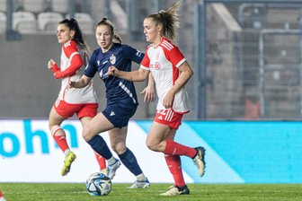 Mittelsächsin schwärmt vom Duell mit Weltklasse-Fußballerinnen des FC Bayern München - Im Duell mit der Europameisterin: Nicole Woldmann (dunkles Trikot) gegen die Engländerin Georgia Stanway.