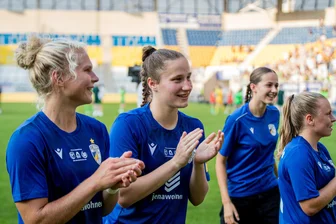 Mittelsächsische Bundesliga-Fußballerin tritt kürzer: „Ich war zuletzt mehr in der Uniklinik als auf dem Fußballplatz“ - Nicole Woldmann (M.) aus Langenleuba-Oberhain hat es bis in die Fußball-Bundesliga der Frauen geschafft. Nun widmet sie sich ihrem Studium.