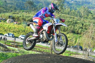 Mittelsächsische Enduro-Piloten freuen sich auf das „Heimspiel“ im Erzgebirge - Luca Fischeder, hier beim Saisonauftakt in Portugal, belegt derzeit Rang 7 im E3-Klassement der Enduro-WM.