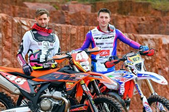 Mittelsächsische Enduro-Piloten freuen sich auf ihr Heimspiel - Edward Hübner (li.) und Luca Fischeder möchten in Dahlen Siege einfahren.