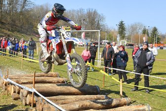 Mittelsächsische Enduropiloten sind bei „Rund um Dahlen“ vorn dabei - Luca Fischeder, hier auf der Prüfung durch das Dahlener Heidestadion, musste bei "Rund um Dahlen" in der Championatswertung seinem Dauerkontrahenten Jeremy Sydow den Vortritt lassen.