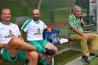 Mittelsächsische Fußballauswahl fordert Bundesliga-Legenden - Immer noch Spaß am Fußball: Ex-Aue-Profi Khvicha Shubitidze (M.), hier mit Jan Seifert, wird beim Duell der Bundesliga-Auswahl Ost von Thomas Veit (r.) am 4. Mai in Mittweida auflaufen. Ex-Dynamo Seifert gehörte lange zum Team, musste nach einer Schulter-OP aber auch seine „Hobby-Laufbahn“ beenden.