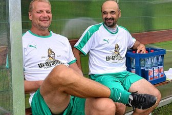 Mittelsächsische Fußballauswahl fordert Bundesliga-Legenden - Immer noch Spaß am Fußball: Ex-Aue-Profi Khvicha Shubitidze (r.), hier mit Jan Seifert, wird beim Duell der Bundesliga-Auswahl Ost am 4. Mai in Mittweida auflaufen. Ex-Dynamo Seifert gehörte lange zum Team, musste nach einer Schulter-OP aber auch seine "Hobby-Laufbahn" beenden. 