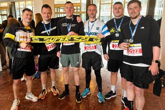 Mittelsächsische Fußballer beim Leipzig-Marathon: Wenn vier Sekunden über fünf Getränkekisten entscheiden - Alle haben durchgehalten und die Finishermedaille erhalten: Felix Göhlert, Tom Schirmeister, Florian Mroczek, Philipp Werner, Franz Meuer und Tobias Grau (v. l.) vom SC Altmittweida.