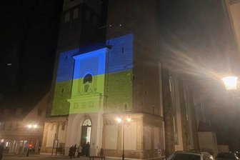 Mittelsächsische Philharmonie bekundet ihre Solidarität mit der Ukraine - Die Freiberger Nikolaikirche wurde zum vierten Sinfoniekonzert dieser Spielzeit unter dem Motto "Alles im Fluss" am Mittwochabend gelb und blau angestrahlt - in den Farben der ukrainischen Nationalflagge. 
