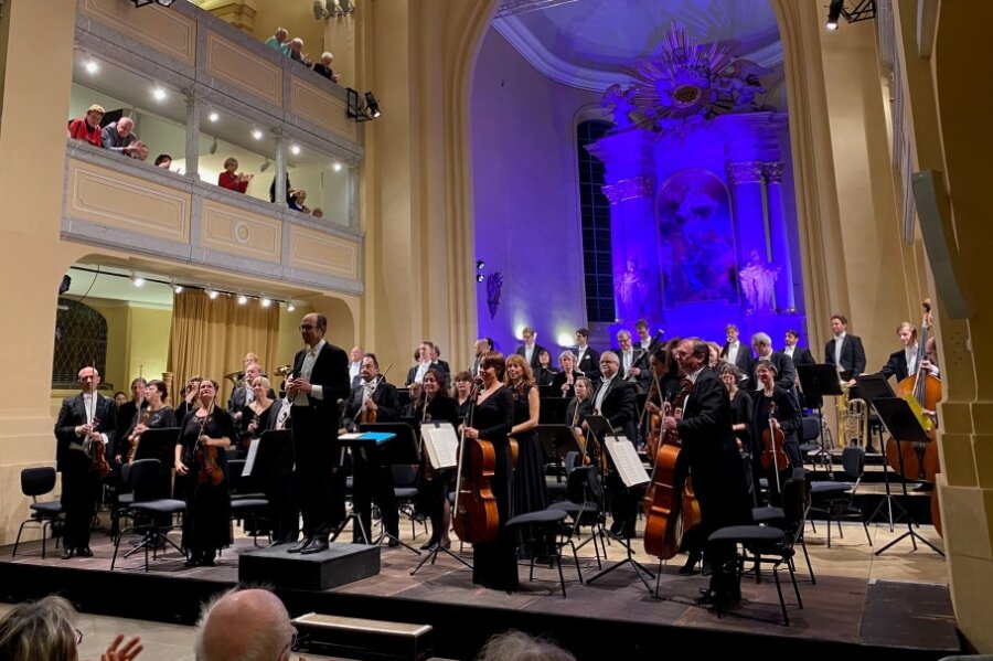 Mittelsächsische Philharmonie: Neuer Generalmusikdirektor gibt Sinfoniekonzert-Einstand - 