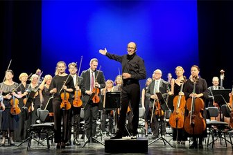 Mittelsächsische Philharmonie startet mit Beethovens Siebter in Freiberg in die neue Saison - Attilio Tomasello hatte eine geschichtsträchtige Sinfonie von Beethoven ausgewählt.