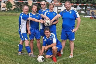 Mittelsächsische Teams hoffen auf Verstärkung - Schlagen in der Landesliga auf: Die Faustballer des SV Eppendorf mit Abteilungschef Sebastian Günther (r.). 