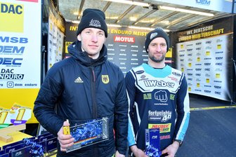 Mittelsächsischen Enduro-Assen glückt der Saisonauftakt - Luca Fischeder (l.) und Edward Hübner vergrößerten beim DEM-Saisonauftakt ihre Pokalsammlung immens.