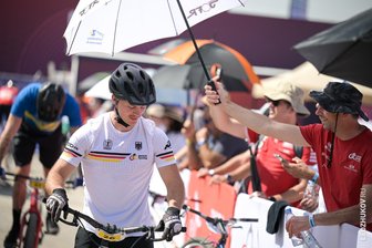 Mittelsächsischer Fahrradkünstler nach der Weltmeisterschaft in Saudi-Arabien: „Unser Sport gehört da nicht hin“ - Der Schirm war wichtig für Robin Lehnert (l.) bei der Weltmeisterschaft in Riad. Es herrschten Temperaturen von mehr als 30 Grad.