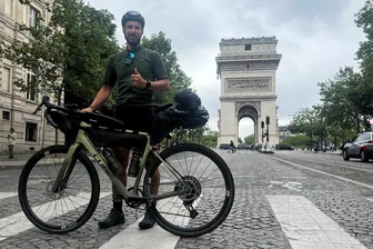 Mittelsächsischer Handballer radelt nach Paris: Die ganze Stadt ist Olympia - Bis zum Eiffelturm war für Marcus Pollmer mit dem Fahrrad kein Durchkommen, daher entstand das "Zielfoto" am Triumphbogen. Von Chemnitz aus radelte der Mittweidaer Handballer binnen fünf Tagen 1124 Kilometer bis Paris.