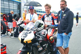 Mittelsächsisches Motorradtalent legt eine Pause ein - In den Startaufstellungen der Motorradpiloten wird Richard Irmscher (M.) im kommenden Jahr fehlen.